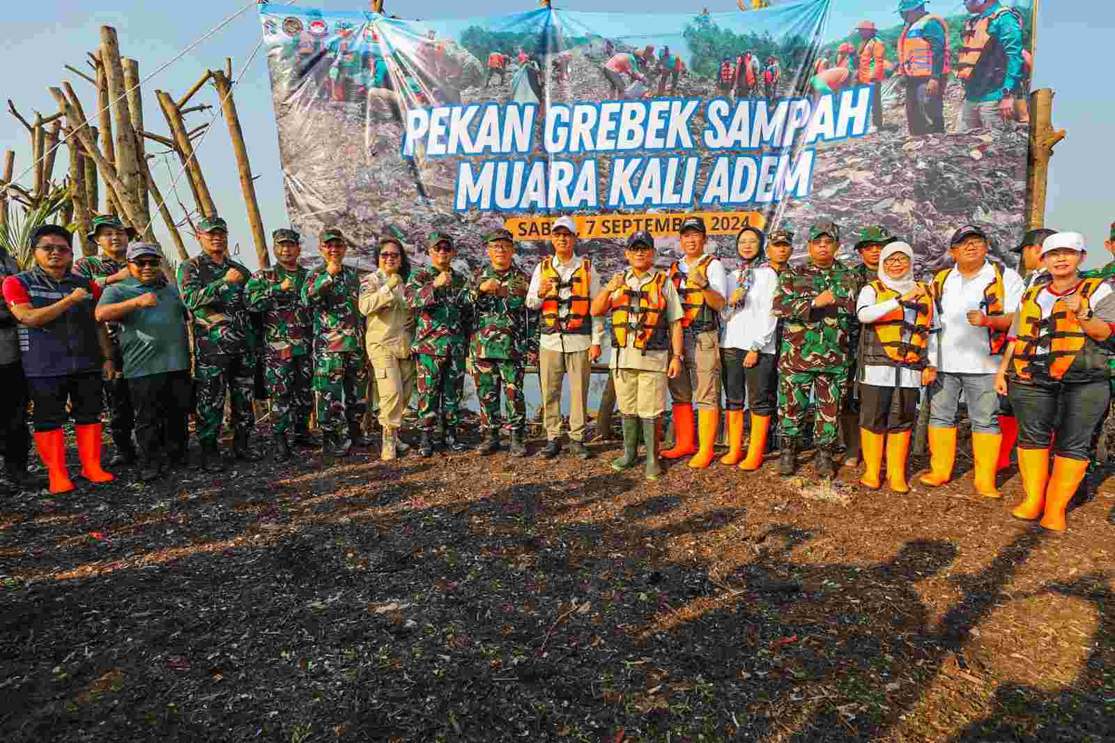 Pj Gubernur Heru Tinjau Pekan Grebek Sampah di Pluit