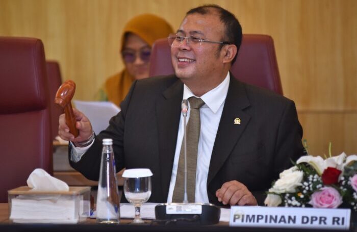 Hari Guru Nasional 2024: DPR Dorong Kesejahteraan Guru sebagai Prioritas Nasional