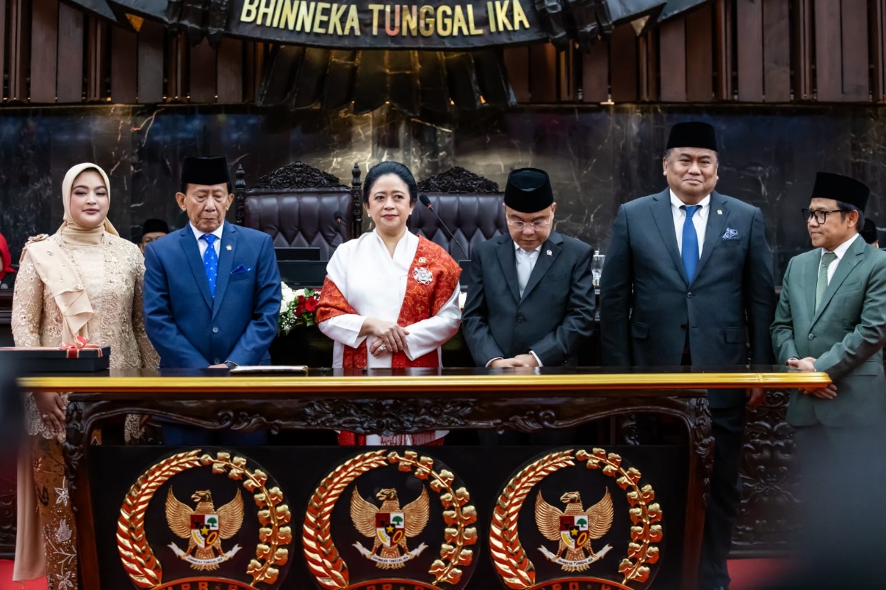 Puan Maharani Serahkan Buku Memori Kinerja DPR RI Periode 2019-2024 dalam Pelantikan Anggota DPR 2024-2029