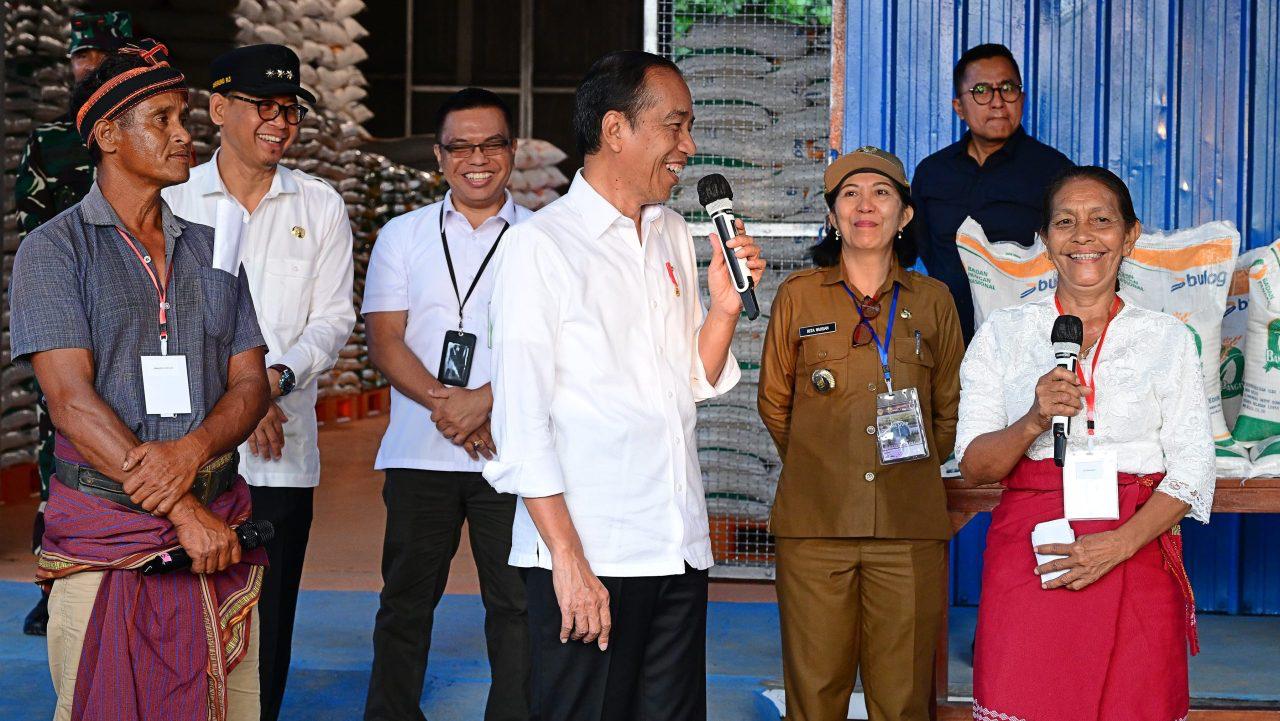 Presiden Jokowi Tinjau Penyaluran Beras di Gudang Bulog Kampung Baru
