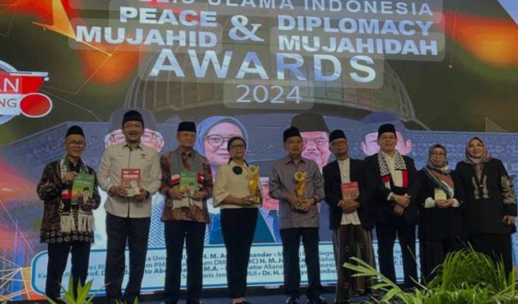 Majelis Ulama Indonesia Menganugerahkan MUI Mujahid dan Mujahidah Awards untuk Jusuf Kalla dan Retno Marsudi