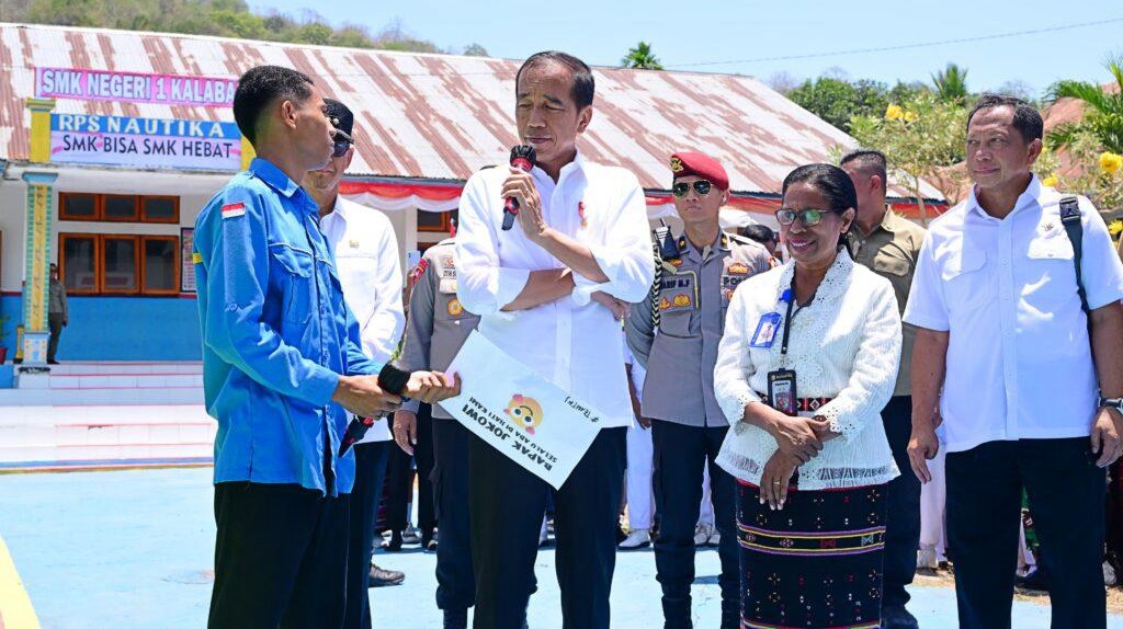 Kunjungi SMK Negeri 1 Kalabahi, Presiden Jokowi Tinjau Fasilitas Sekolah dan Dialog dengan Siswa