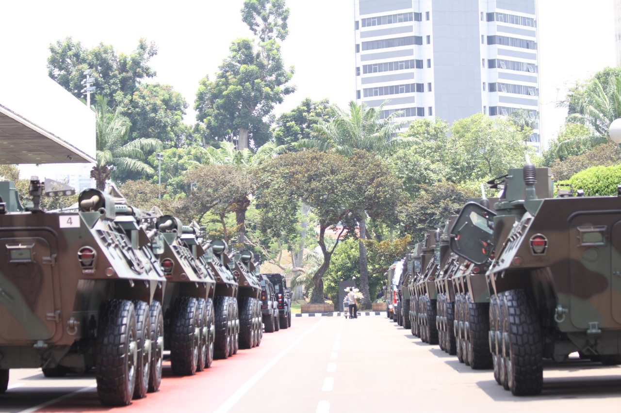 Jelang Pelantikan Presiden, Kendaraan TNI Disiagakan di Gedung DPR