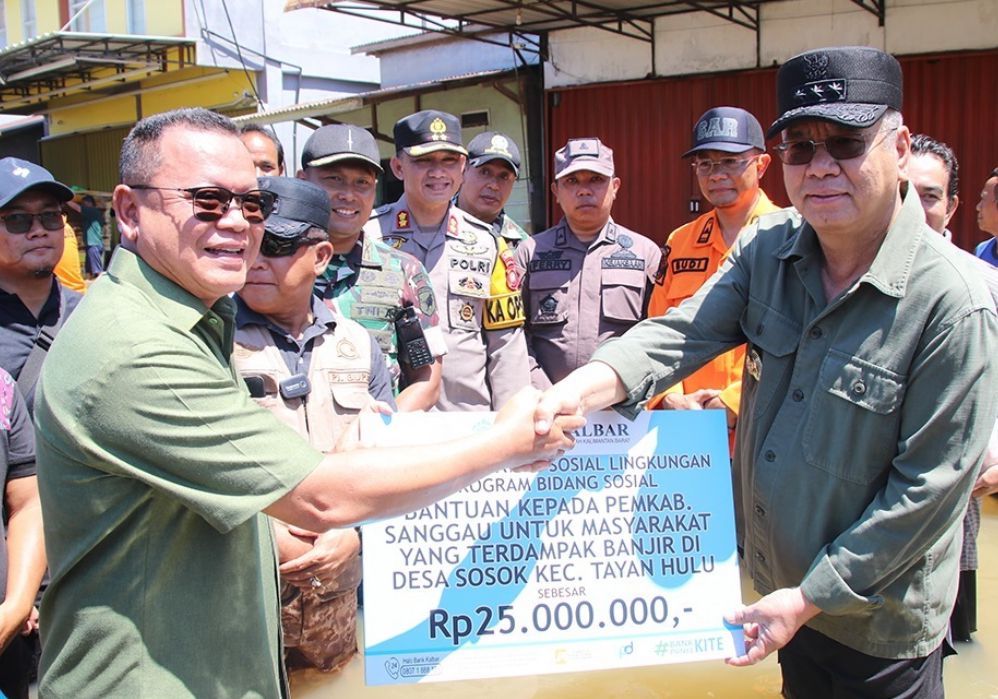 Bank Kalbar Salurkan Bantuan untuk Korban Banjir di Sosok Sanggau