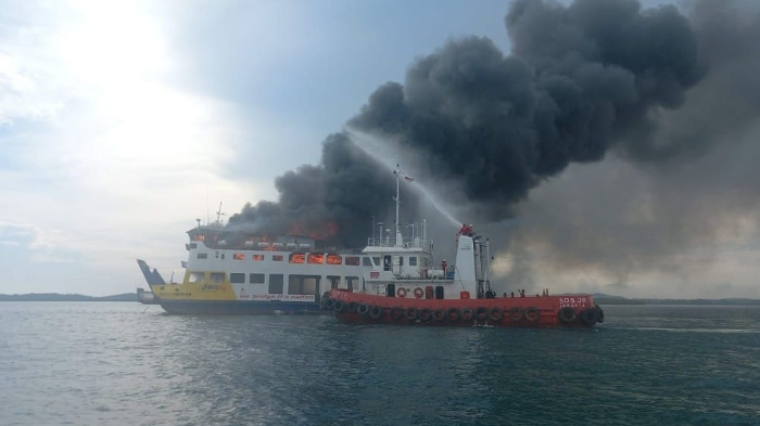 TNI AL Evakuasi 12 Anak Buah Kapal KMP Tandeman yang Terbakar di Pelabuhan Punggur