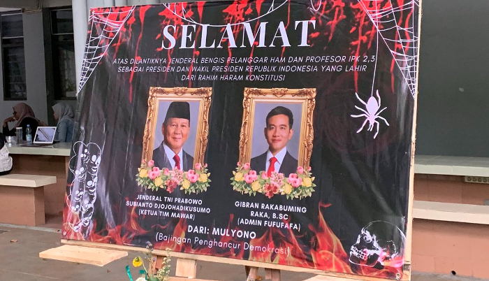 Catatan Cak AT: Karangan Bunga Satire