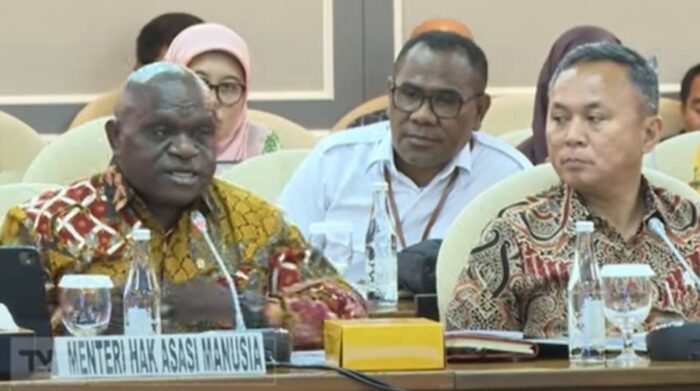 Rapat Perdana dengan DPR, Natalius Pigai: Banggga Aktivis Jalanan Jadi Menteri HAM dan Sekarang Diserang