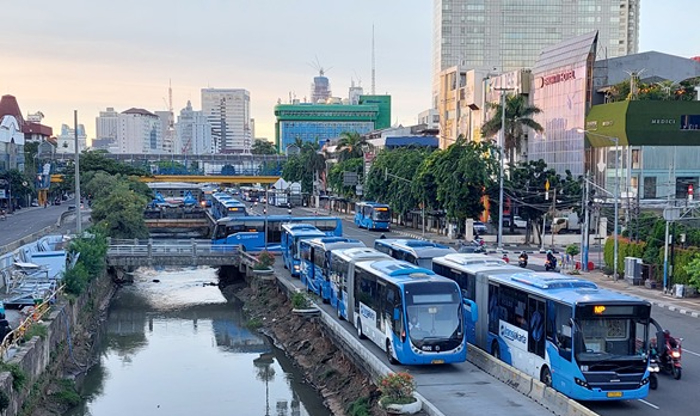 Rayakan HUT TNI Ke-79, Pemprov DKI Berlakukan Tarif Rp 1 untuk Transjakarta, LRT dan MRT