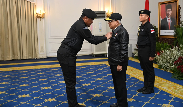 Wapres Ma'ruf Amin Terima Brevet Kehormatan Hiu Kencana dari TNI AL