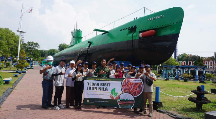Jaga Keseimbangan Ekosistem Sungai, Bhirawa Steel Sebar Ribuan Benih Ikan di Sungai Kalimas