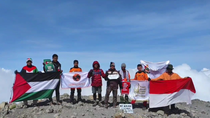 Pendaki AWG Dalam Rangka BSP 2024 Berhasil Kibarkan Bendera Palestina di Puncak Gunung Rinjani
