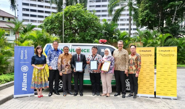 Dukung Nasabah Berbagi, Allianz Syariah dan Maybank Indonesia Wakafkan Ambulance ke Dompet Dhuafa
