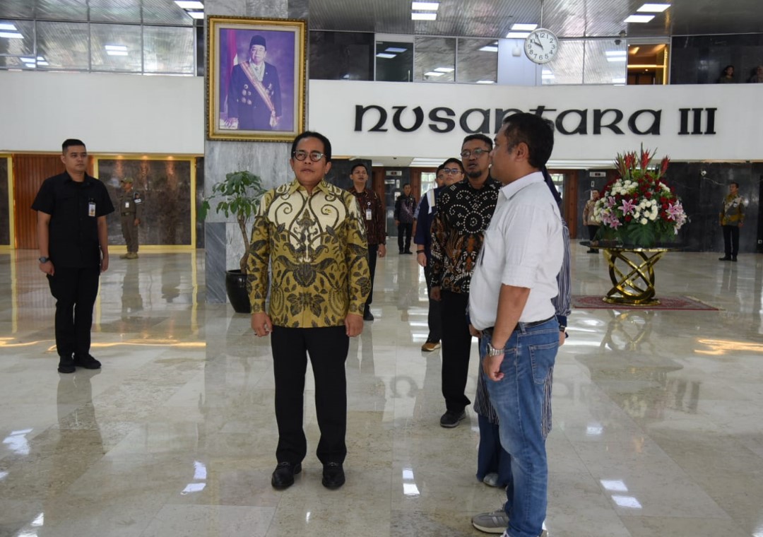 Indonesia Raya Berkumandang di Gedung DPR, Karyawan, Staff Hingga Tamu Berdiri Sikap Sempurna