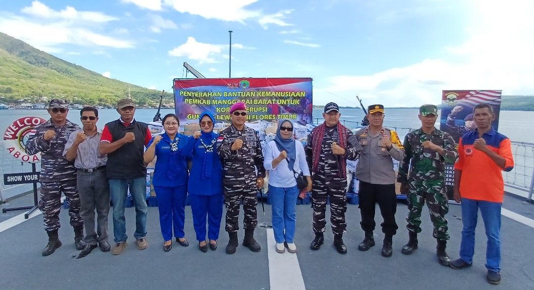 KRI Ahmad Yani-351 Tiba di Flores Timur, Salurkan Bantuan Korban Erupsi Gunung Lewotobi