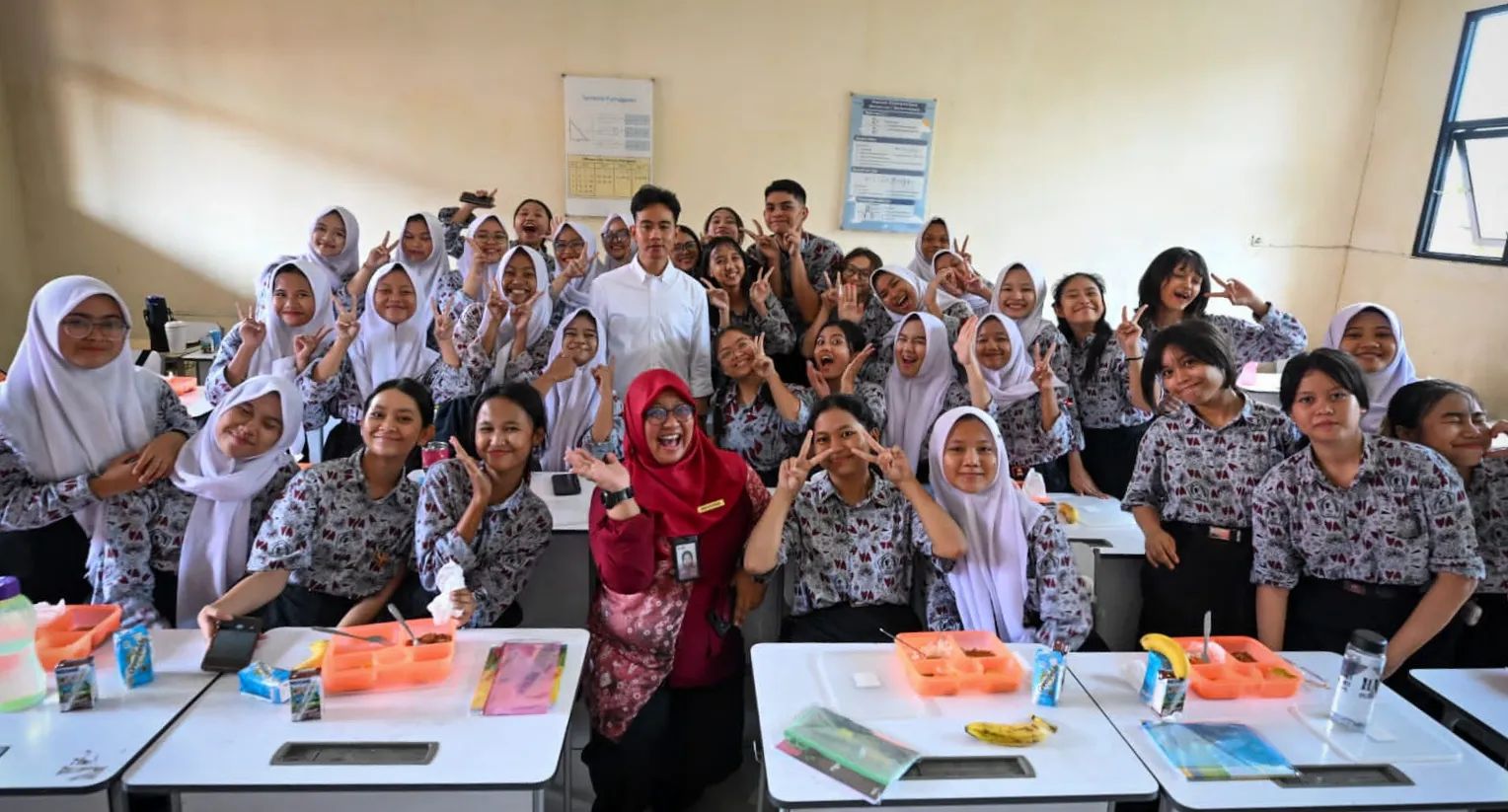 Wapres Tinjau Makan Bergizi Gratis di SMKN 3 Tangerang