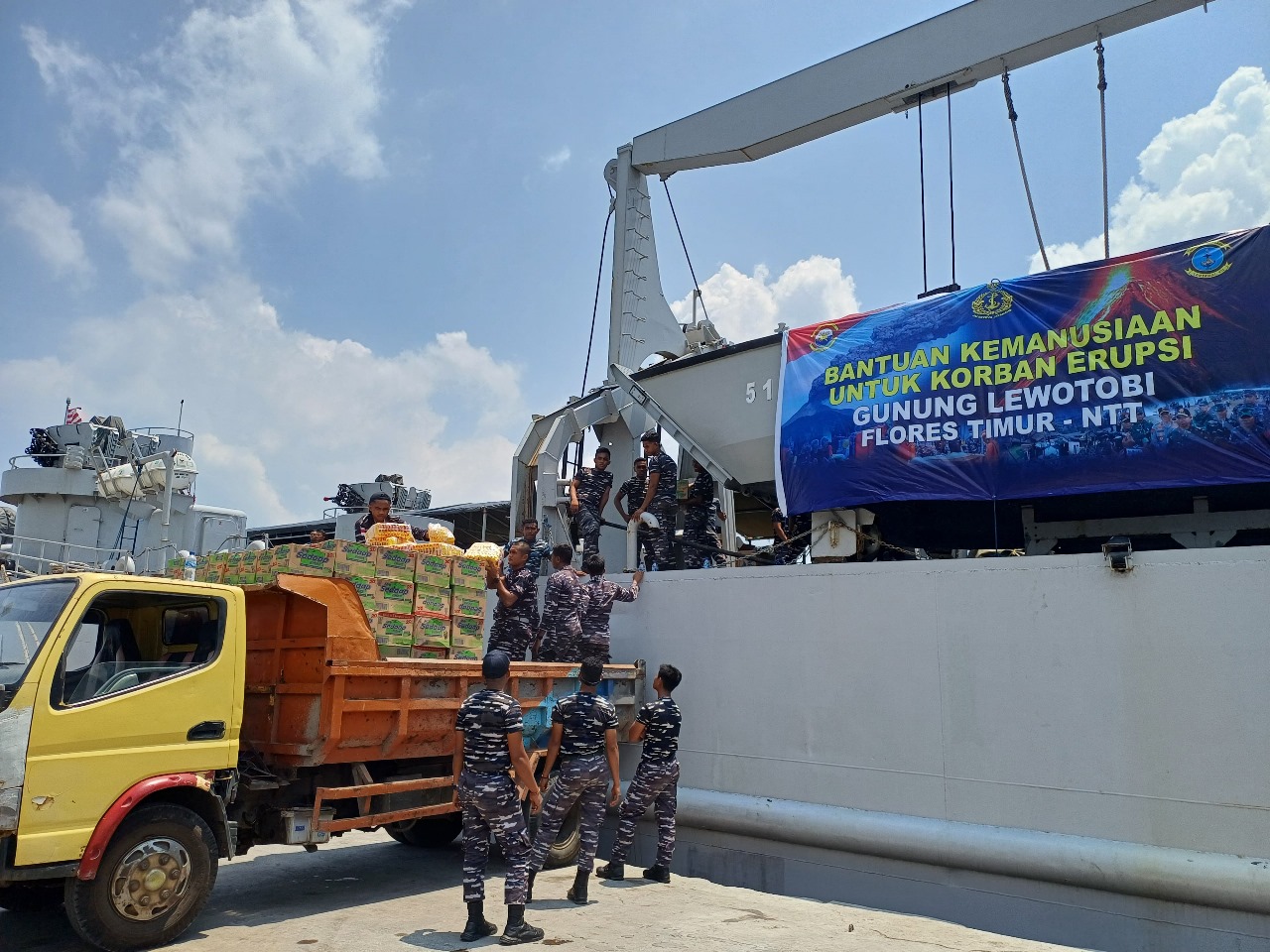 KRI Teluk Ende-517 Bawa Bantuan Kemanusiaan ke Flores Timur Pasca Erupsi Gunung Lewotobi