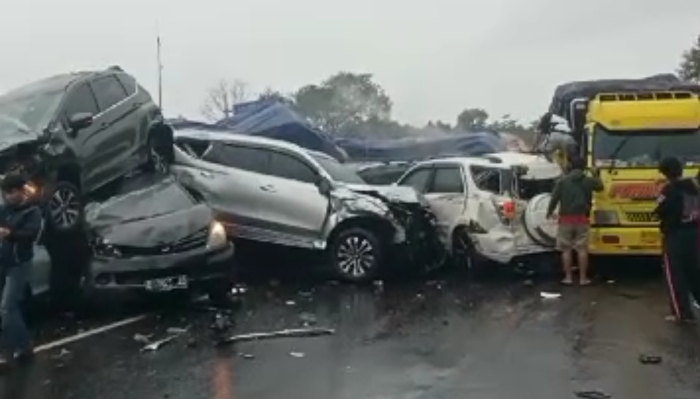 Kecelakaan Beruntung Tol Purbaleunyi, Puluhan Kendaraan Rusak Berat dan 23 Orang Jadi Korban