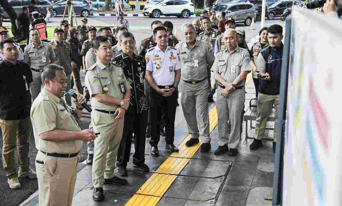 Selesai Dibangun, Pj Gubernur Teguh Tinjau Trotoar Tebet yang Berkonsep “Complete Street”