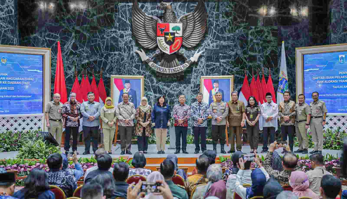 PJ Gubernur Teguh Serahkan DIPA dan TKD DKI Jakarta Tahun Anggaran 2025