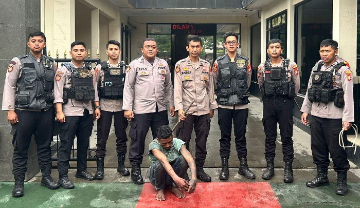 Pria Bersajam Nekat Hadang Bus Transjakarta di Jakbar, Pelaku Diamankan Polisi