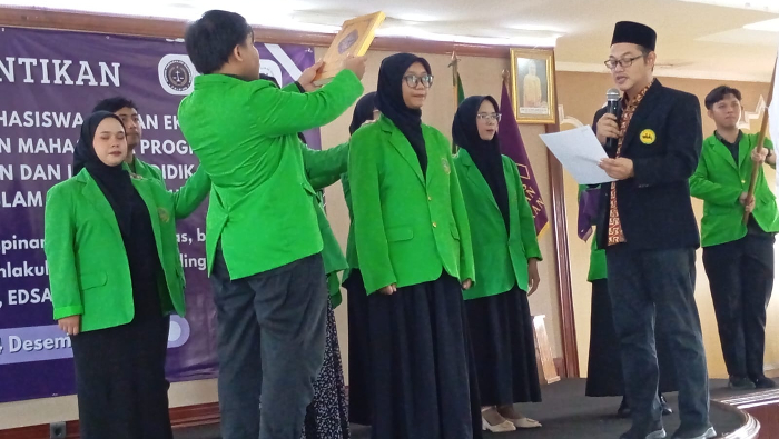 Lantik Organisasi Kemahasiswaan, Dekan FKIP UIA Dorong Pengurus Ikut Kritis Kondisi Berbangsa dan Bernegara