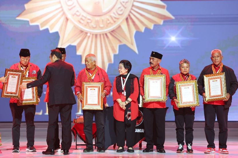 Megawati Kalungkan Medali dan Prananda Sematkan Pin Penghargaan kepada 6 Kader Pelopor