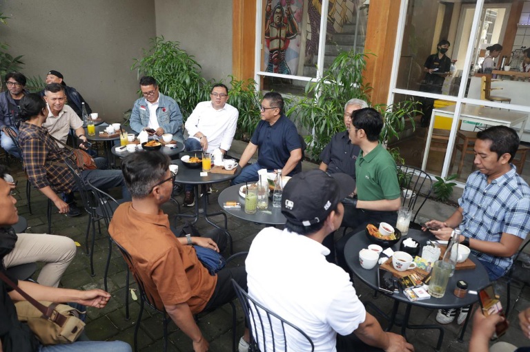 Hasto Diskusi di Surabaya: Ucapkan Terima Kasih kepada Megawati dan Prabowo