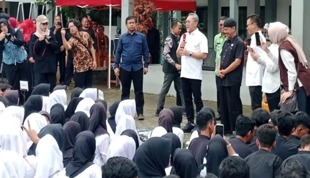 Goes to School di Bandung, Zulhas Tegaskan MBG Jawaban Ketertinggalan SDM