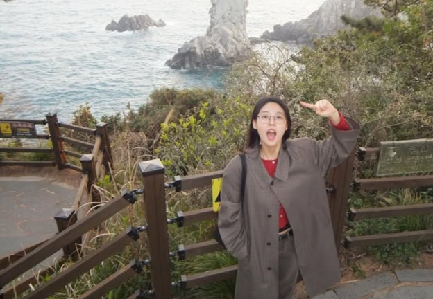Pesona Baru Kim Seol Hyun dalam Foto Profil Terbaru