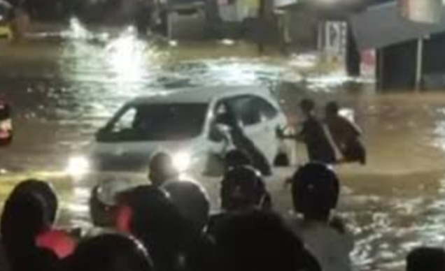 Banjir Bandang Landak Kalbar: Mobil Nyaris Hanyut dan Akses Jalan Lumpuh