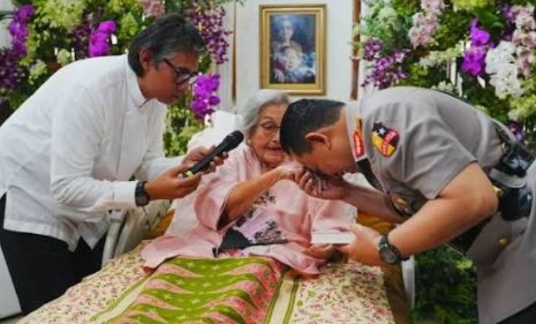 Berpulangnya Eyang Meri: Simbol Kesederhanaan di Balik Legenda Jenderal Hoegeng