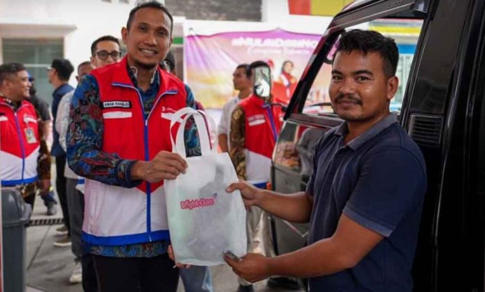 Ramadan 2026, Pertamina Patra Niaga Bagikan Takjil Gratis di 15 SPBU Papua Barat dan Papua Barat Daya