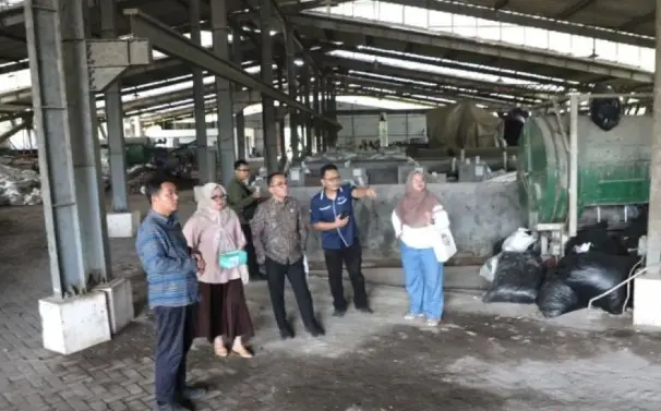 Mendiktisaintek Brian Yuliarto Apresiasi Sistem Pengolahan Sampah Terintegrasi UGM