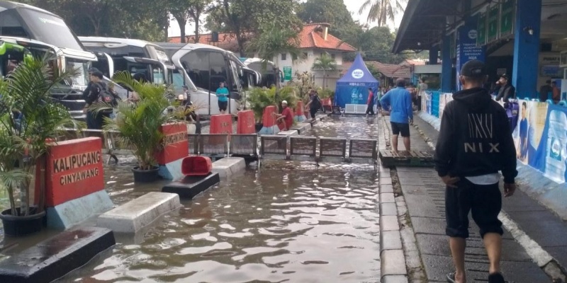Terminal Kampung Rambutan Tergenang Hingga 50 CM, Jalur Darurat dari Bangku Besi Disiapkan bagi Penumpang