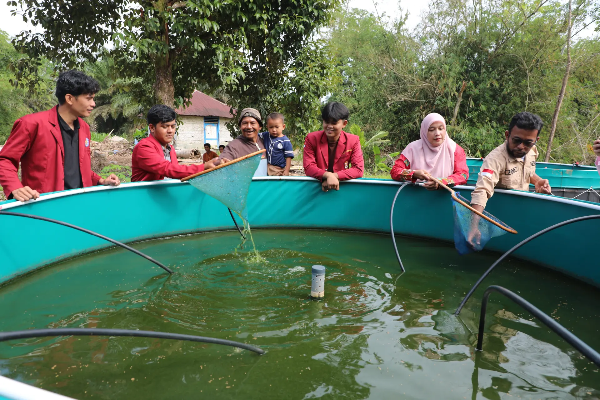 Pulihkan Ekonomi Pascabencana, Mahasiswa UM Tapsel Hadirkan Kolam Bioflok Panel Surya di Desa Aek Ngadol