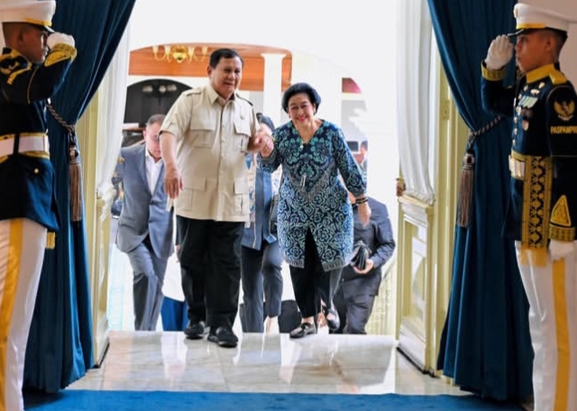 Momen Langka! Prabowo Gandeng Tangan Megawati di Istana: Sinyal Koalisi atau Sekadar Silaturahmi Ramadan?