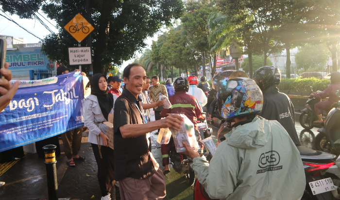 Lewat Program SERASI Ramadan, Bimbel Nurul Fikri Bagikan Ribuan Takjil di Jawa dan Sumatra