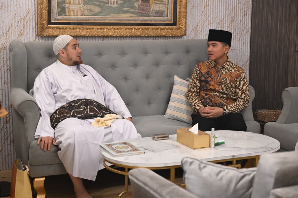 Wapres Gibran Kunjungi Yayasan Al-Fachriyah, Temui Habib Jindan dan Bagikan Bantuan