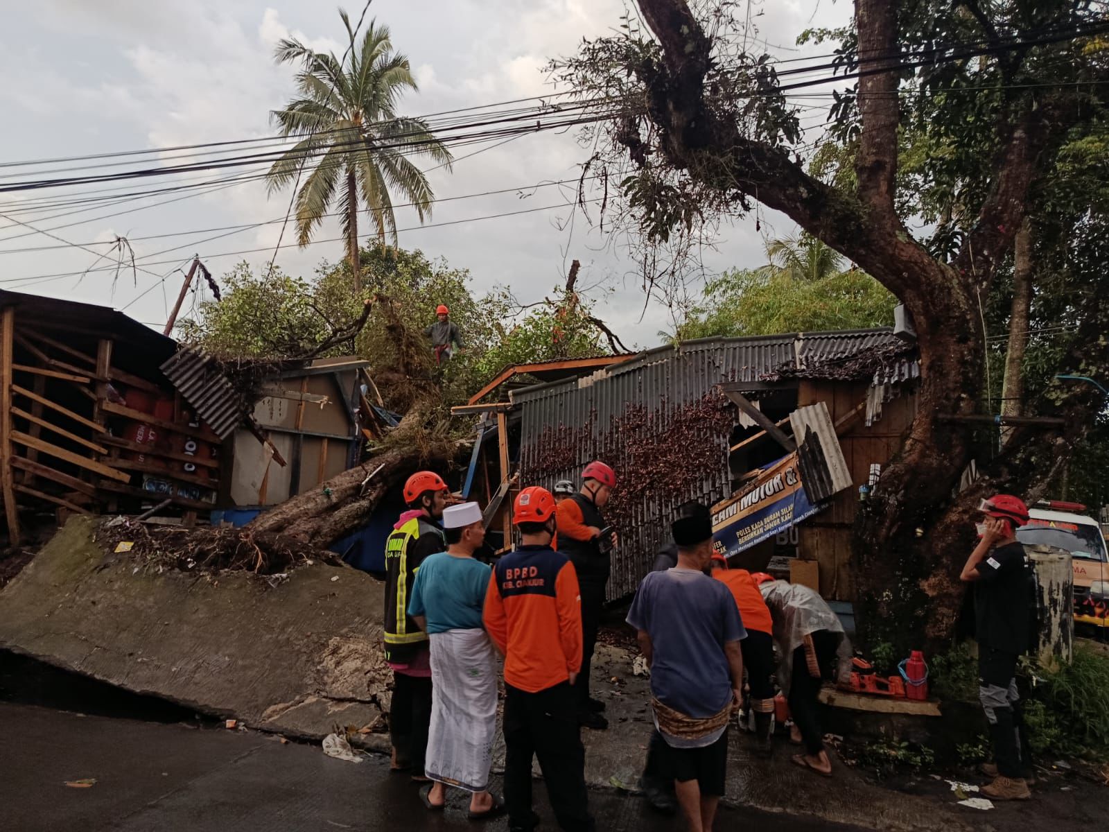 Cuaca Ekstrem Bayangi Idulfitri 1447 H, Banjir dan Puting Beliung Landa Empat Wilayah