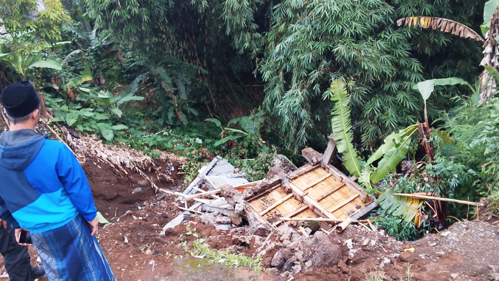 Indonesia Hadapi Dua Sisi Hidrometeorologi: Banjir Kepung Pulau Jawa, Karhutla Mulai Bakar Kalimantan