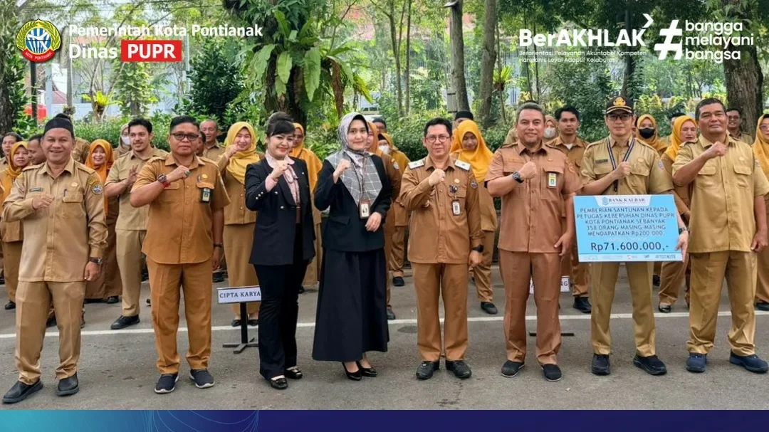 Sambut Idul Fitri, Bank Kalbar Salurkan Santunan untuk Ratusan Petugas Pertamanan Dinas PUPR Pontianak