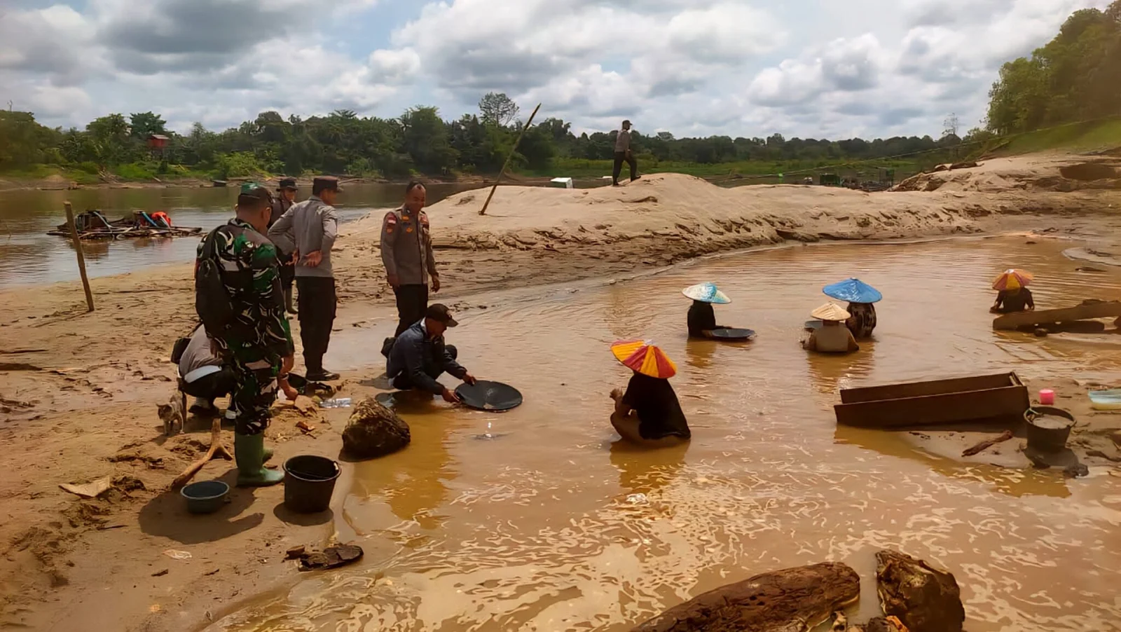 Forkompimcam Bika Tertibkan Tambang Emas Ilegal di Sungai Kapuas, 20 Mesin Pompa Ditemukan