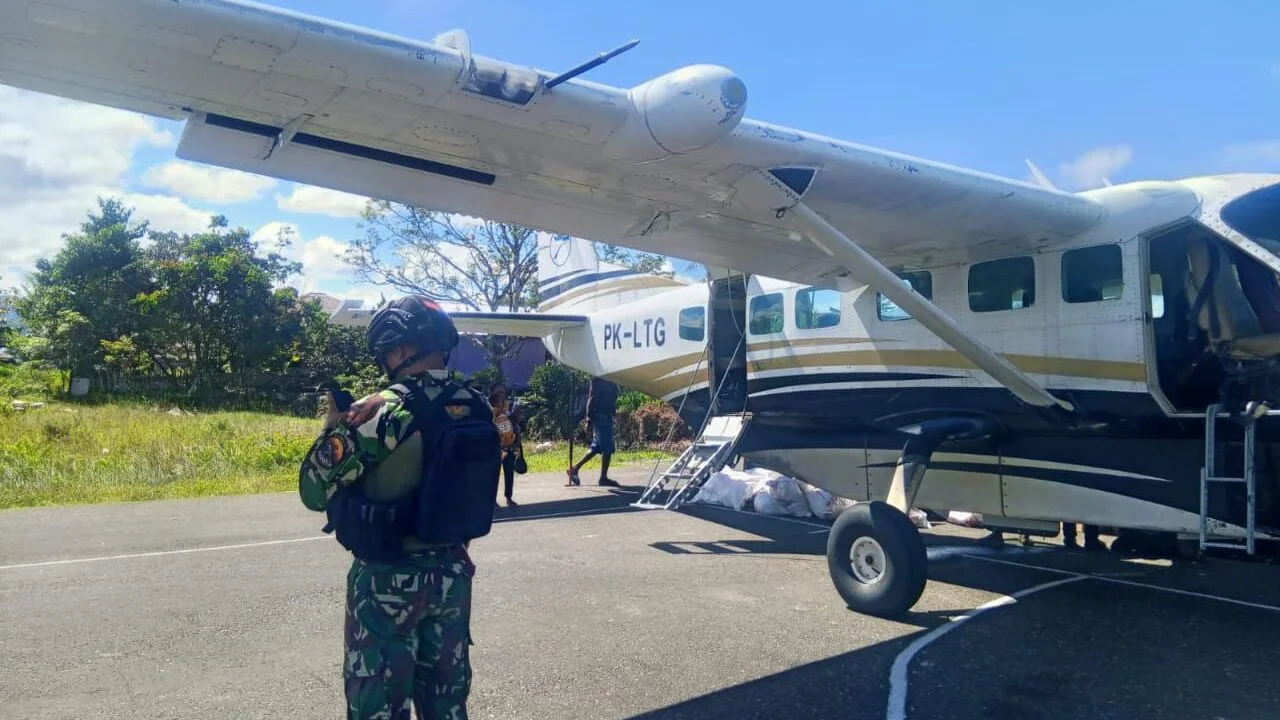 Jaga Urat Nadi Logistik Papua, Satgas Pasgat 466 Perketat Pengamanan Lapter Kenyam