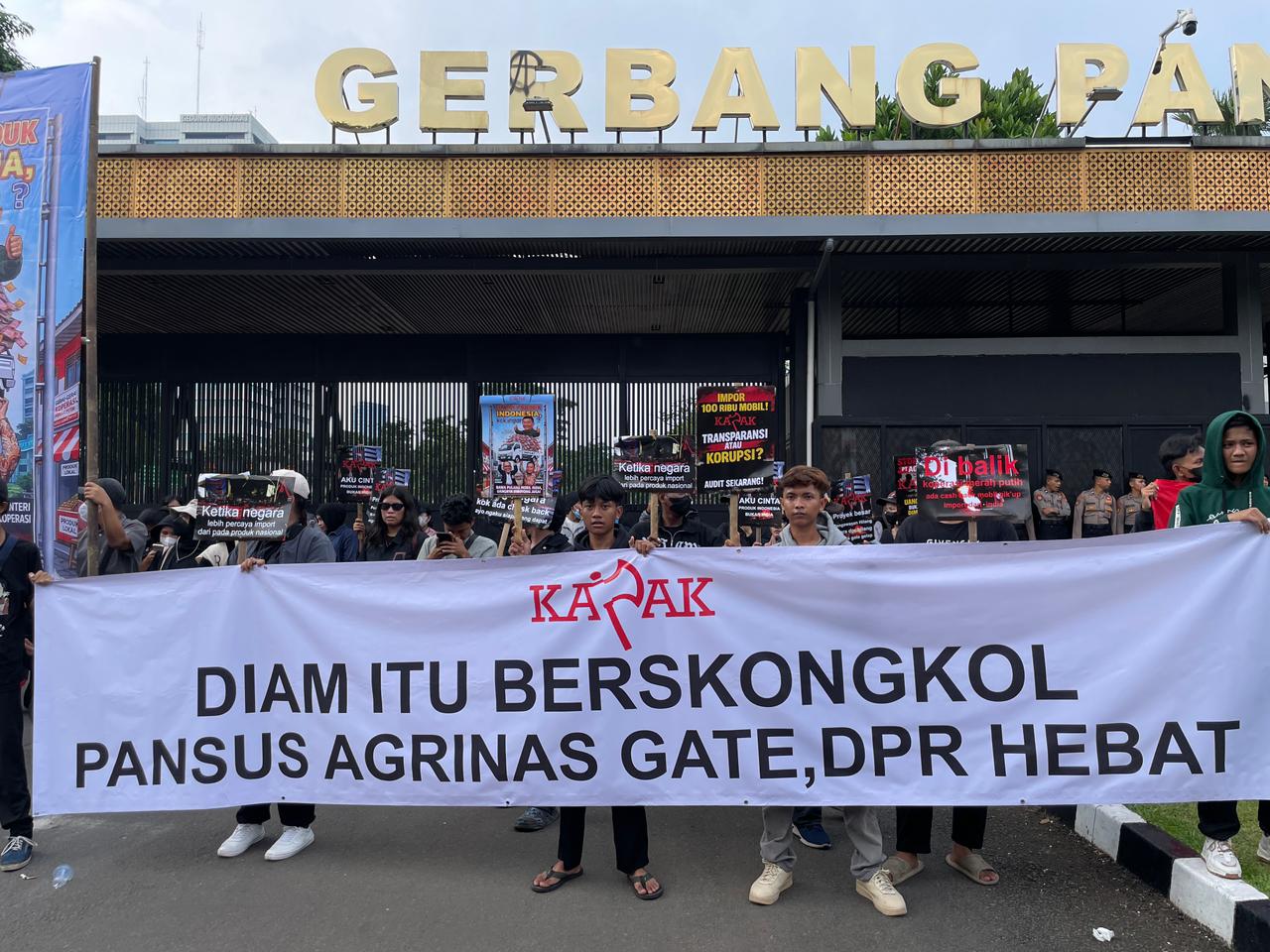 Ricuh Demo di DPR: Massa KAPAK Desak Pembentukan Pansus 'Agrinas Gate' Terkait Impor Mobil India