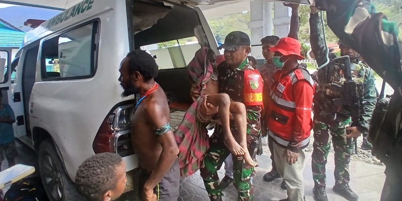 TNI dan Tim Medis Evakuasi Korban Kekerasan KKB di Distrik Sinak ke RSUD Mulia