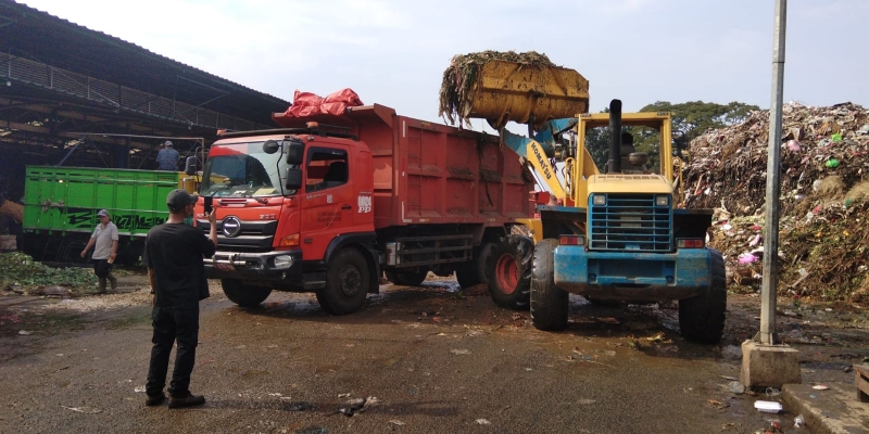 Pasar Jaya Sewa 20 Truk Tambahan, Targetkan Sampah Pasar Induk Kramat Jati Tuntas dalam 12 Hari
