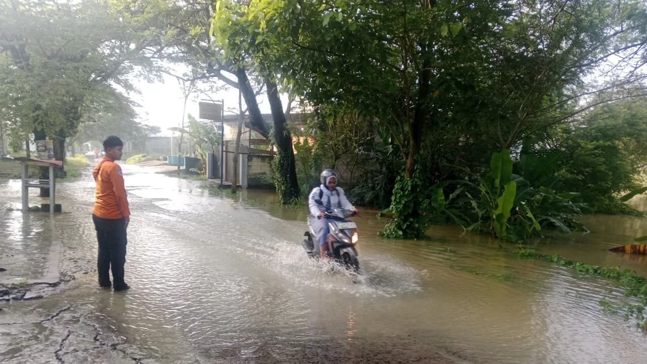 Indonesia Dikepung Bencana: Banjir Terjang Jawa-Kalimantan, Karhutla Riau Tembus 3.400 Hektare