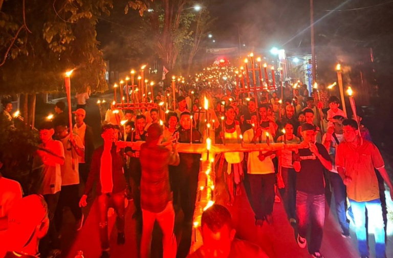 1000 Jemaat Polycarpus Atambua Gelar Pawai Obor Perayaan Paskah 2026