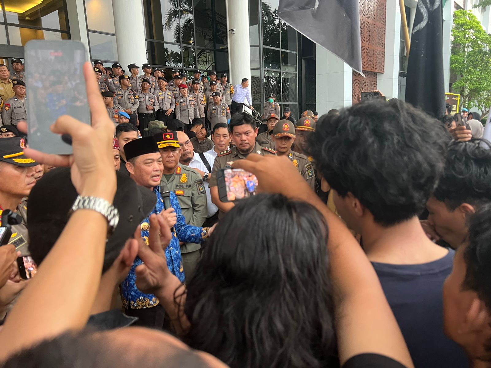 Aksi Mahasiswa Ricuh di Kantor Gubernur Kalbar, Ria Norsan Sentil Dedi Mulyadi: Saya Bukan Gubernur Konten