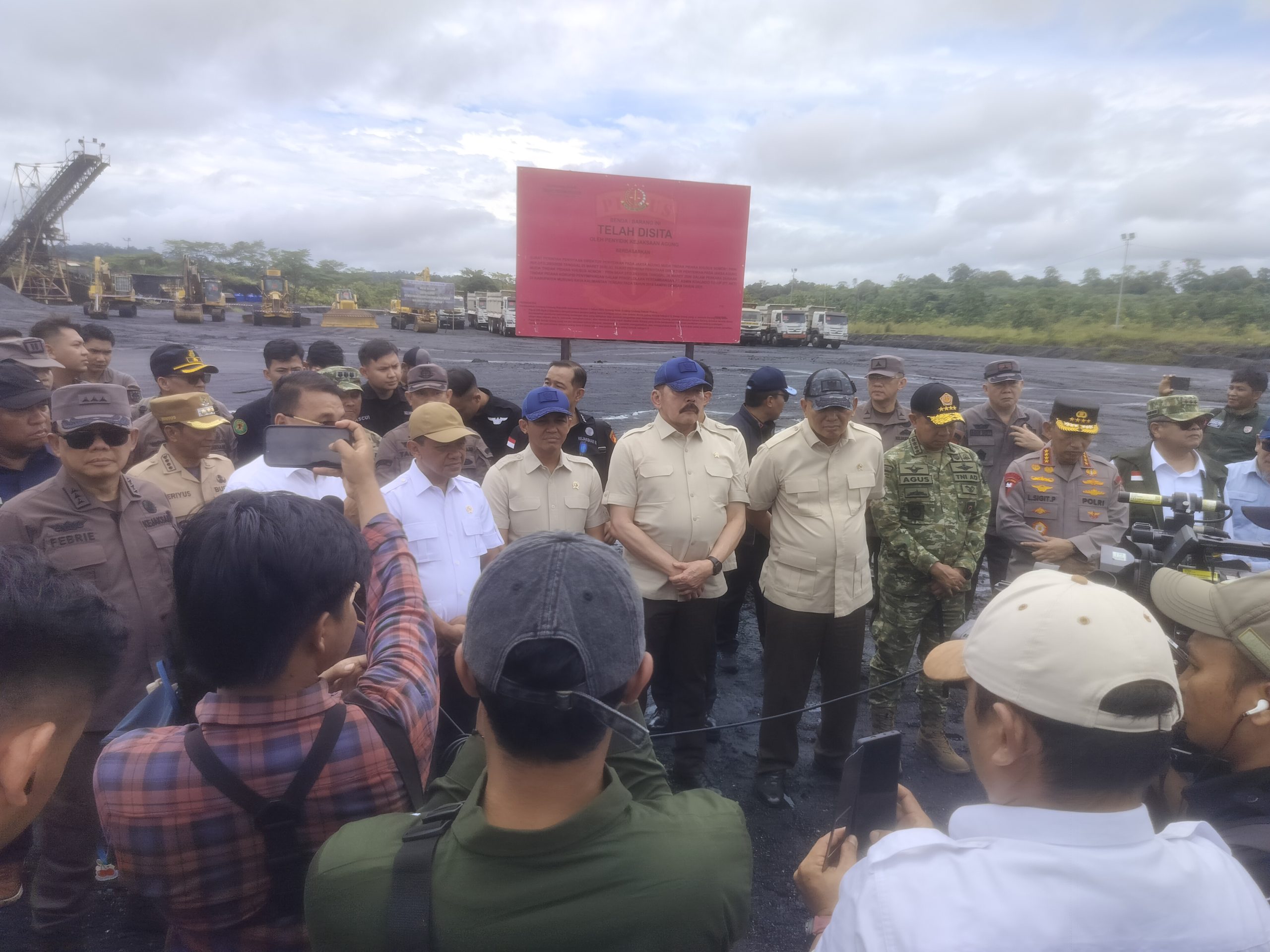 Rombongan Menhan-RI, Jaksa Agung, Panglima TNI dan Kapolri, Serta Mentri ESDM Tinjau Lahan PT AKT di Murung Raya, Kalimantan Tengah